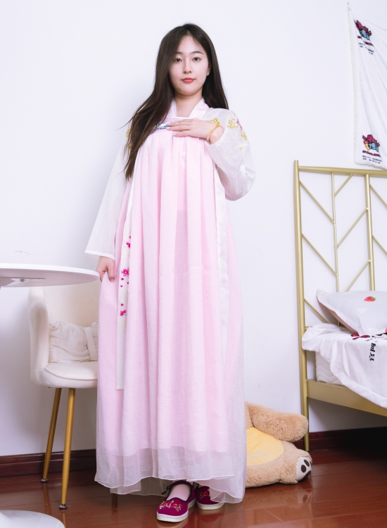 粉黛佳人着汉服，轻纱曼舞映日常。现代居室里，传统服饰绽放温柔诗意，诠释别样东方美。