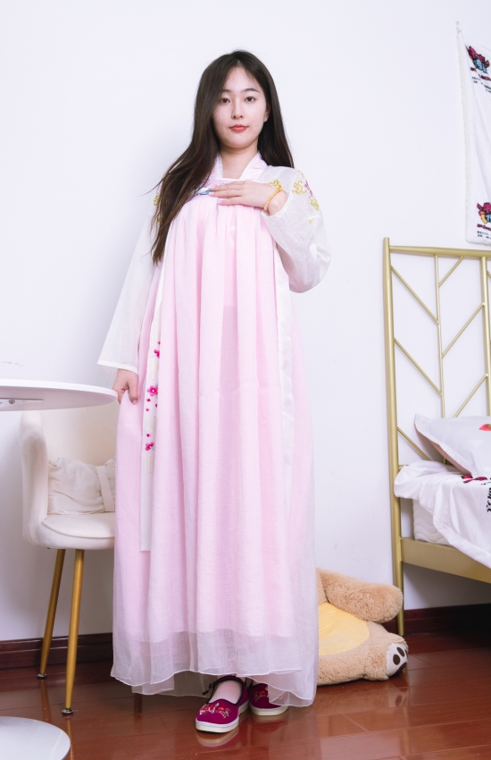 粉黛佳人着汉服，轻纱曼舞映日常。现代居室里，传统服饰绽放温柔诗意，诠释别样东方美。