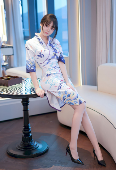 白衣青纹映玉颜，倚栏回眸醉春风。佳人独立轩窗下，云鬓花颜映碧空。