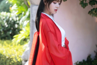 红衣汉服佳人庭院写真，古典韵味与纯欲仙气交织的视觉盛宴