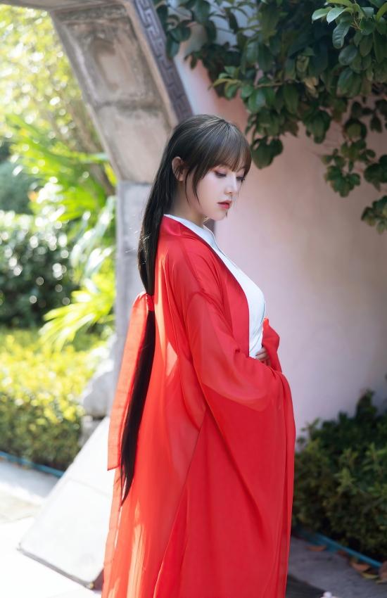 红衣汉服佳人庭院写真，古典韵味与纯欲仙气交织的视觉盛宴